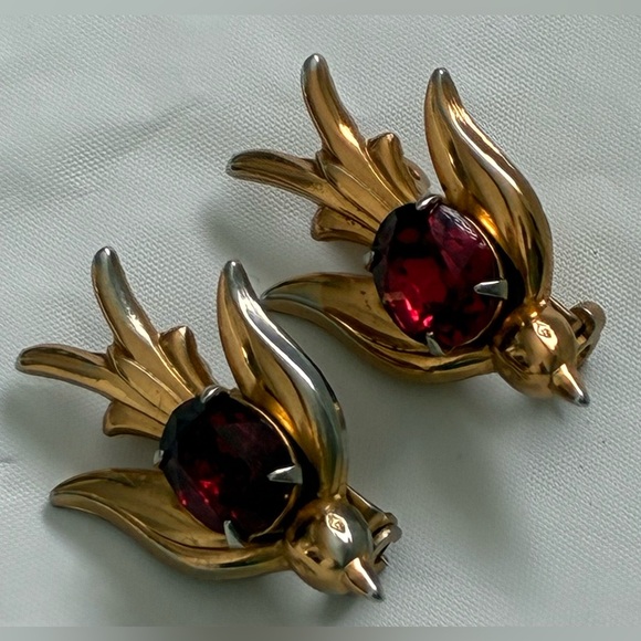 1940S CORO BIRD BROOCH SET RED STONE JELLY BELLY VINTAGE GOLD TONE - Picture 3 of 11